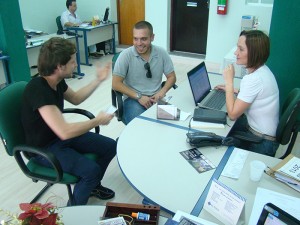 Representantes da Agência Tempero Mídia com a gerente comercial da ACIV,Vanessa Marcondes.
